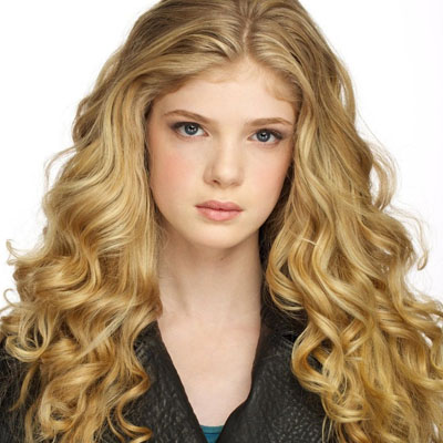 How tall is Elena Kampouris?